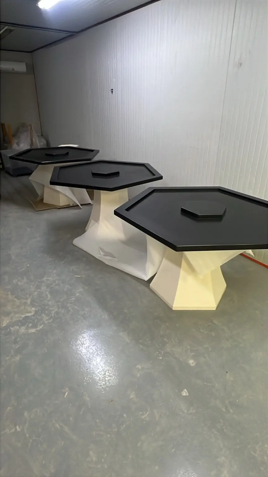 Mesas expositoras de forma hexagonal