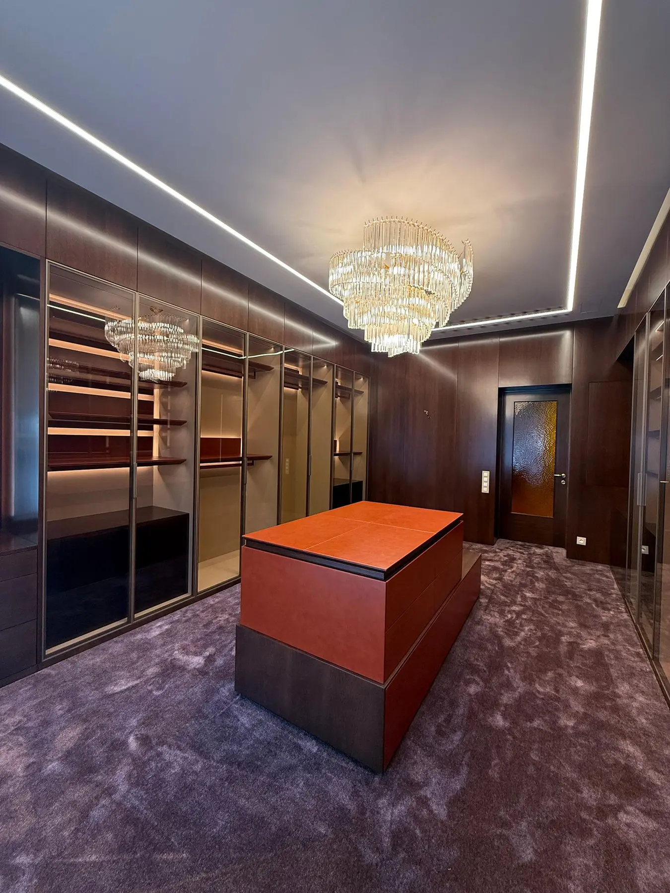Vestidor con isla central y lámpara escultórica