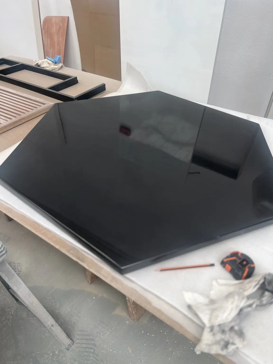 Panel poligonal lacado en negro alto brillo