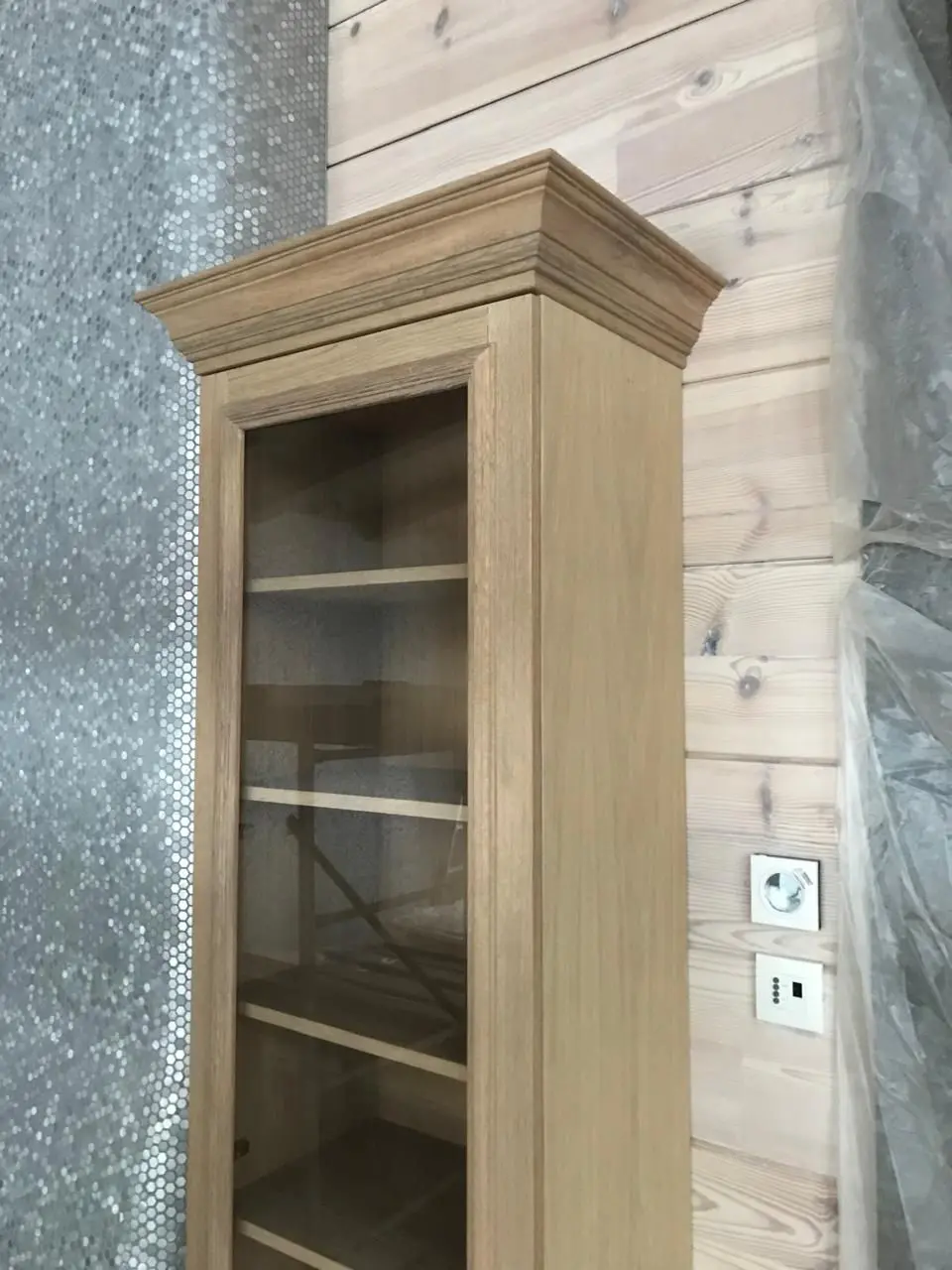 Vitrina de madera fabricada a medida