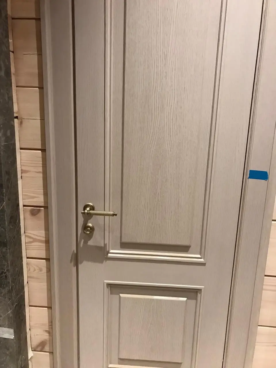 Puerta enmarcada con veta de madera