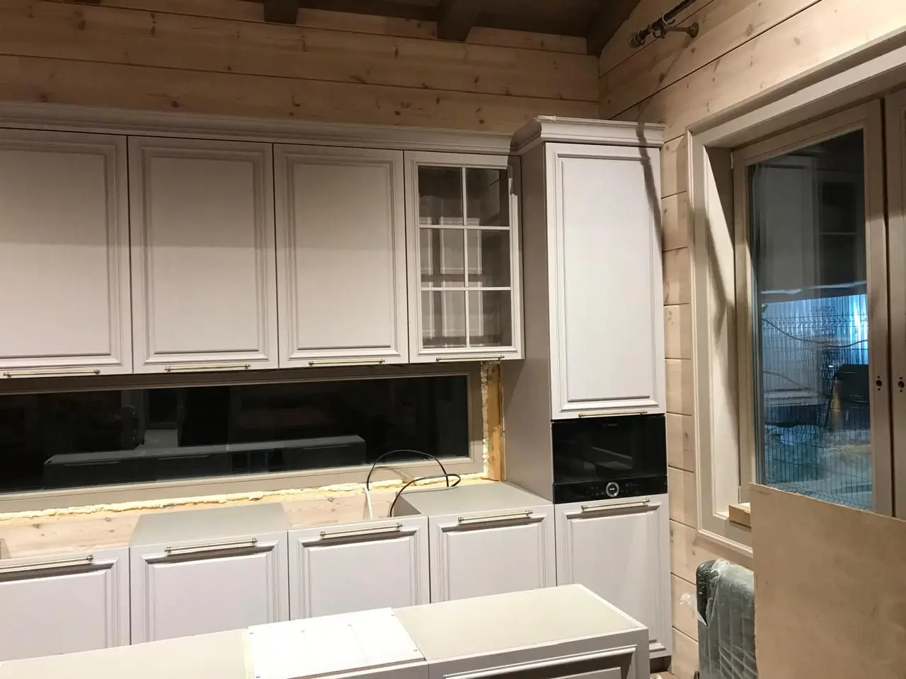 Mobiliario de cocina en proceso de instalación